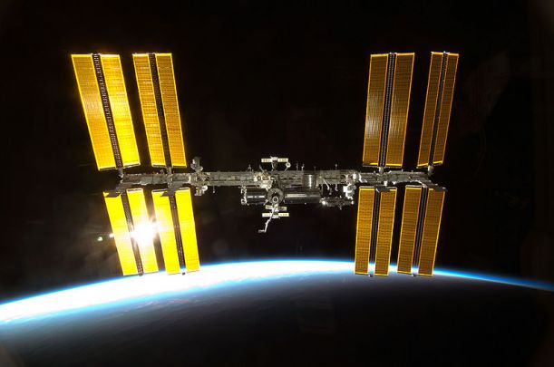 STS-130_Endeavour_approaches_ISS_3