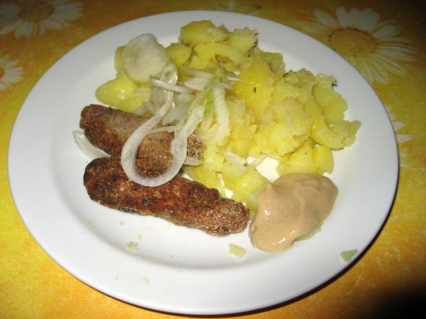 Čevabčiči_s_brambory,_cibulí_a_hořčicí
