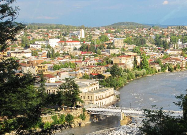 Downtown_Kutaisi_&amp;_White_Bridge_as_seen_from_Mt_Gora_(August_2011)-cropped