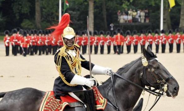 Major královské jízdy Nana Kofi Twumasi-Ankrah byl vybrán do funkce equerryho - osobního bodyguarda a asistenta královny.