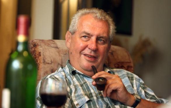 Obci Nové Veselí na Vysočině se dostalo velké pocty. Nejenže sem Miloš Zeman jezdí relaxovat na chatu, ale navíc zde v kostelní věži zanechal i poselství budoucím generacím.