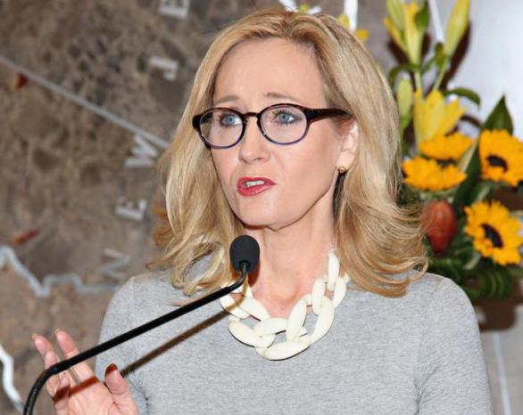 Spisovatelka J.K. Rowlingová se jako lidskoprávní aktivistka opět obula do Donalda Trumpa. Vymstilo se jí ale to, že si to, z čeho prezidenta obvinila, vymyslela.