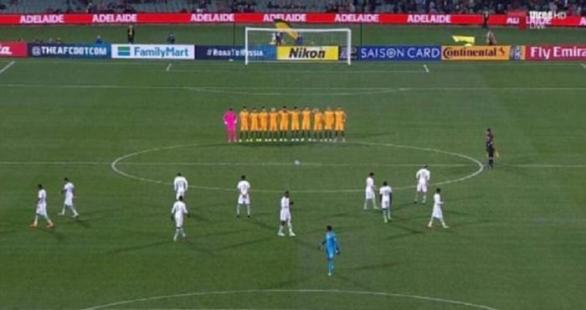 Saúdští fotbalisté se neúčastnili minuty ticha za oběti terorismu. Než je začneme odsuzovat, zamysleme se nad tím, jakou zprávu tím vlastně chtěli světu vyslat.