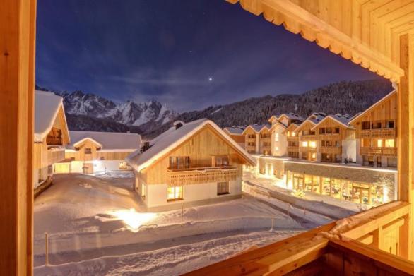 Výhled na noční Dachstein z okna hoteliu Dachsteinkonig