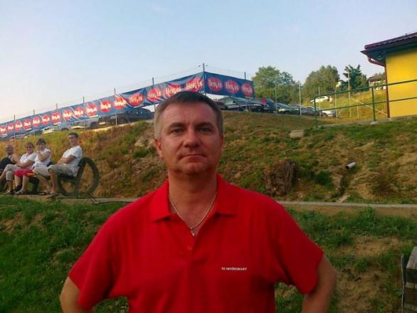 Vratislav Mynář v červeném tričku s límečkem, s řetízkem na krku a bez prověrky