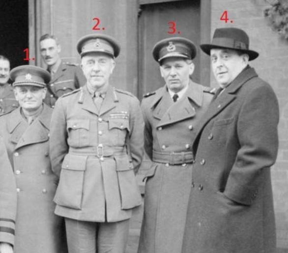 Karel Janoušek (s číslem 3) v Británii po boku Jana Masaryka (s číslem 4).