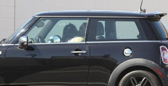 Krátce po přistižení u líbačky s ženatým režisérem Kristen Stewart na muže zanevřela a začala raději chodit s holkama.
