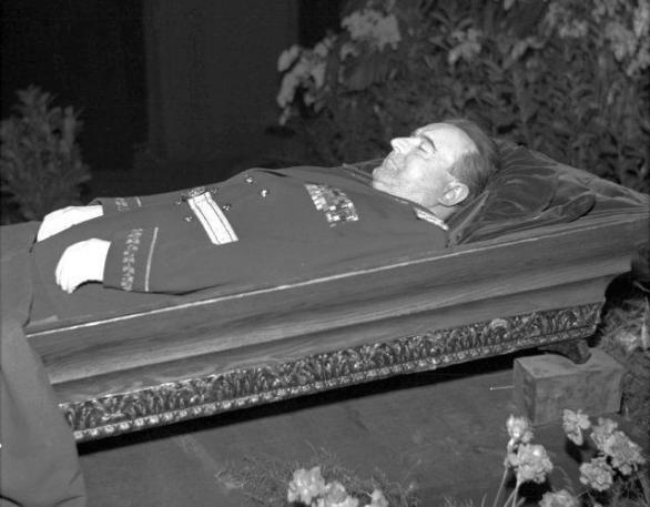 Klementu Gottwaldovi ten věčný spánek nepříliš spravedlivých dlouho nevydržel a brzy se začal rozpadat.