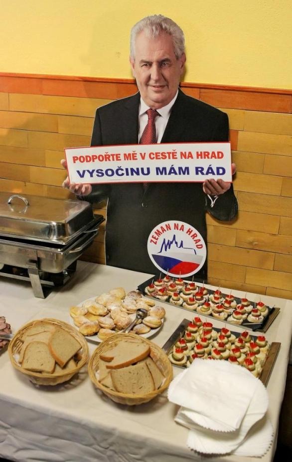 Obyvatelé Nového Veselí pomohli Miloši Zemanovi na Hrad. On nyní pomůže jejich potomkům pochopit, jaký vlastně byl.