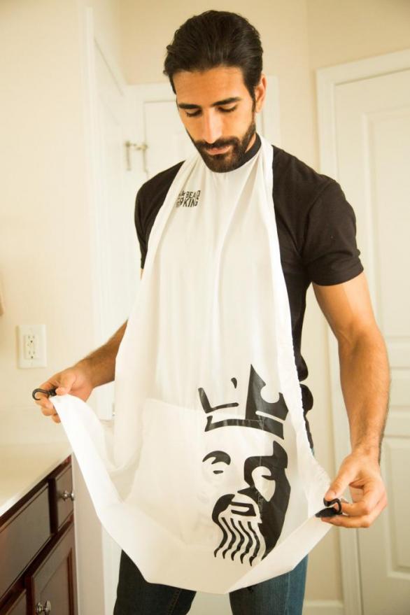 Buď si můžete koupit apartní verzi od firmy Beard King, nebo si ještě apartnější nechat spíchnout. Zvládne to každá průměrná bydlenka. I normální partnerka. 