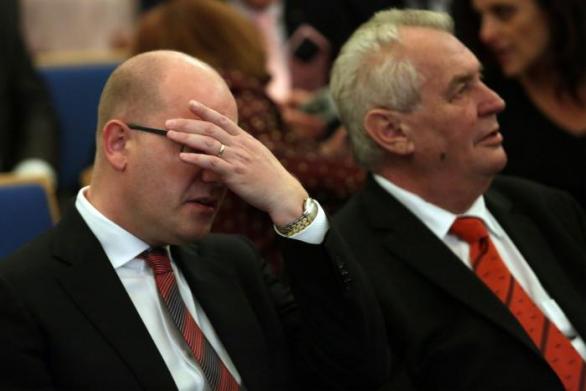 Sobotka nyní předal vyřešení vládní krize Miloši Zemanovi, který od něj převezme demisi. Vzhledem k tomu, že Zeman má Babiše mnohem raději než Sobotku, může se to premiérovi ještě vymstít.