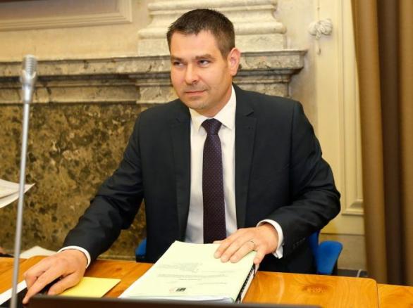 Sociálně demokratický ministr Jiří Havlíček podepsal memorandum o spolupráci s australskými těžaři. Podle Zaorálka neměl zbytí a jen pokračoval v tom, co dojednala ODS a hnutí ANO.