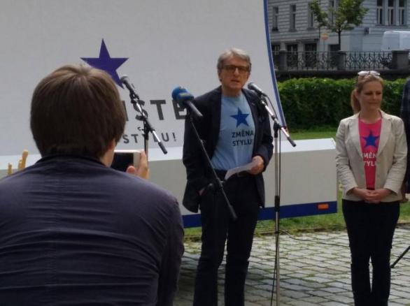 Lídr Realistů Robejšek vyměnil outfit a chtěl by měnit i českou politiku.