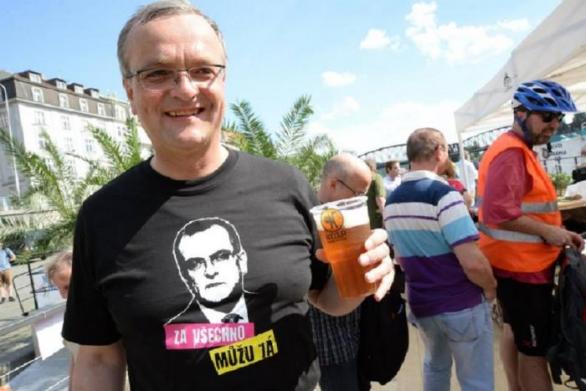 Skutečně může za všechno Kalousek? Za propad preferencí a odliv členů TOP 09 ano. Partnerstvím s Martinem Bursíkem svou politickou sebevraždu jen zpečetil.