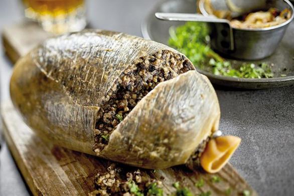 Národní pokrm haggis. Skvělý recept najdete v neméně skvělé knize Skotsko po česku: Neturistický průvodce (k dostání na kosmas.cz). 