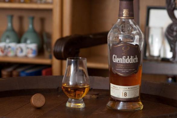 Chcete-li sobě či někomu věnovat kvalitní jednosladovku, která zachutná i newshiskařům, zvolte některou z „Údolí jelenů“ – Glenfiddich.