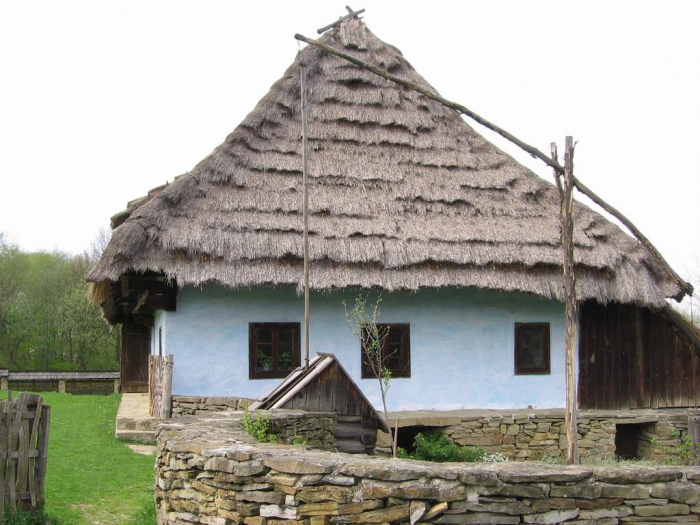 Stavení s doškovou střechou. Stavení s doškovou střechou.