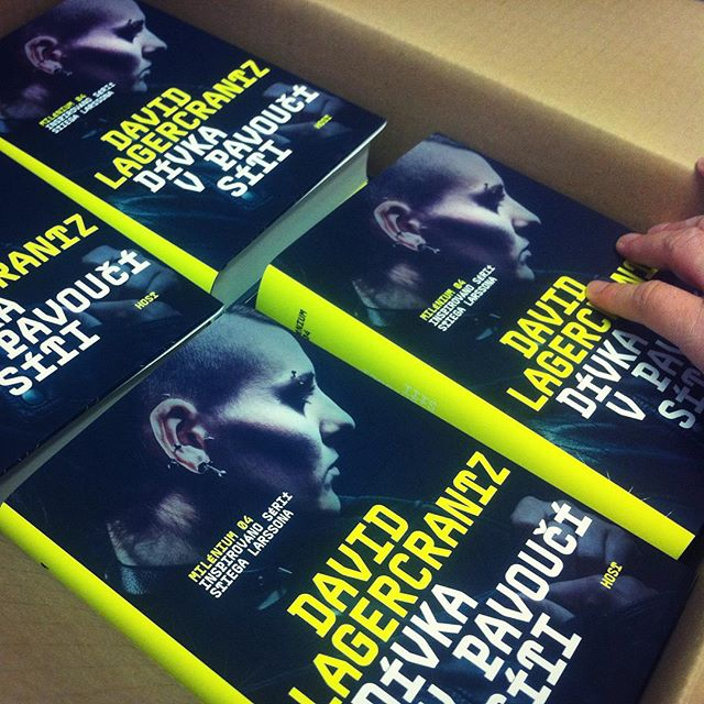 Tahle kniha se vám sice nebude hřbetem hodit k předchozí trilogii, ale uznejte - obálka je skvělá