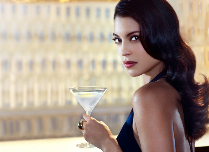 Kdo to je, co to je? Za prvé, vidíte zbrusu novou krásnou Bond Girl Stephanie Sigman. Za druhé, v koktejlové skleničce plave Martini s vodkou. I my na to máme chuť.
