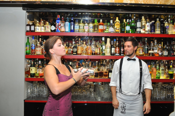 Barman z Bugsy&#039;s konstatoval, že jsem mu nejspíš záměrně lhala, protože mi to se shakerem celkem jde. Na to dostal mou upřímnou odpověď, že jsem jen viděla až moc bondovek.