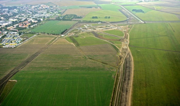 Pokud Zlínský kraj dá svolení, křeček polní by měl v budoucnu žít zde, v okolí průmyslové zóny Holešova. Chudák.