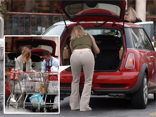 Mini Cooper není zas tak moc mini, když do něj Goldie Hawn naloží takový nákup.