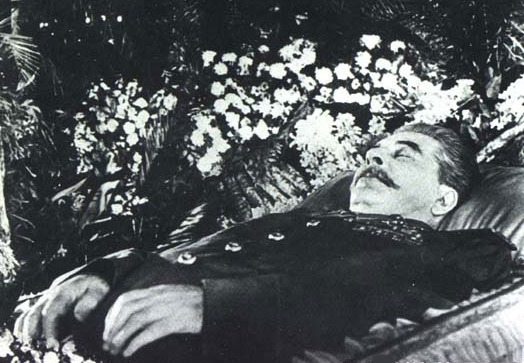 Vycpaný Stalin si pár let lebedil vedle kolegy Lenina. Pak putoval v rámci destalinizace pod zem.