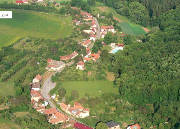 Skalička u Tišnova. Ve kterém z těchto domů bydlí Hejtmánkovi a Alexovi? Měli by chodit kanálama!