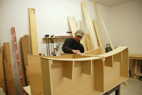 Náš osobní pohůnek nejenže by zastal domácí práce, ale taktéž by nám vyrobil například knihovnu. Zadarmo.