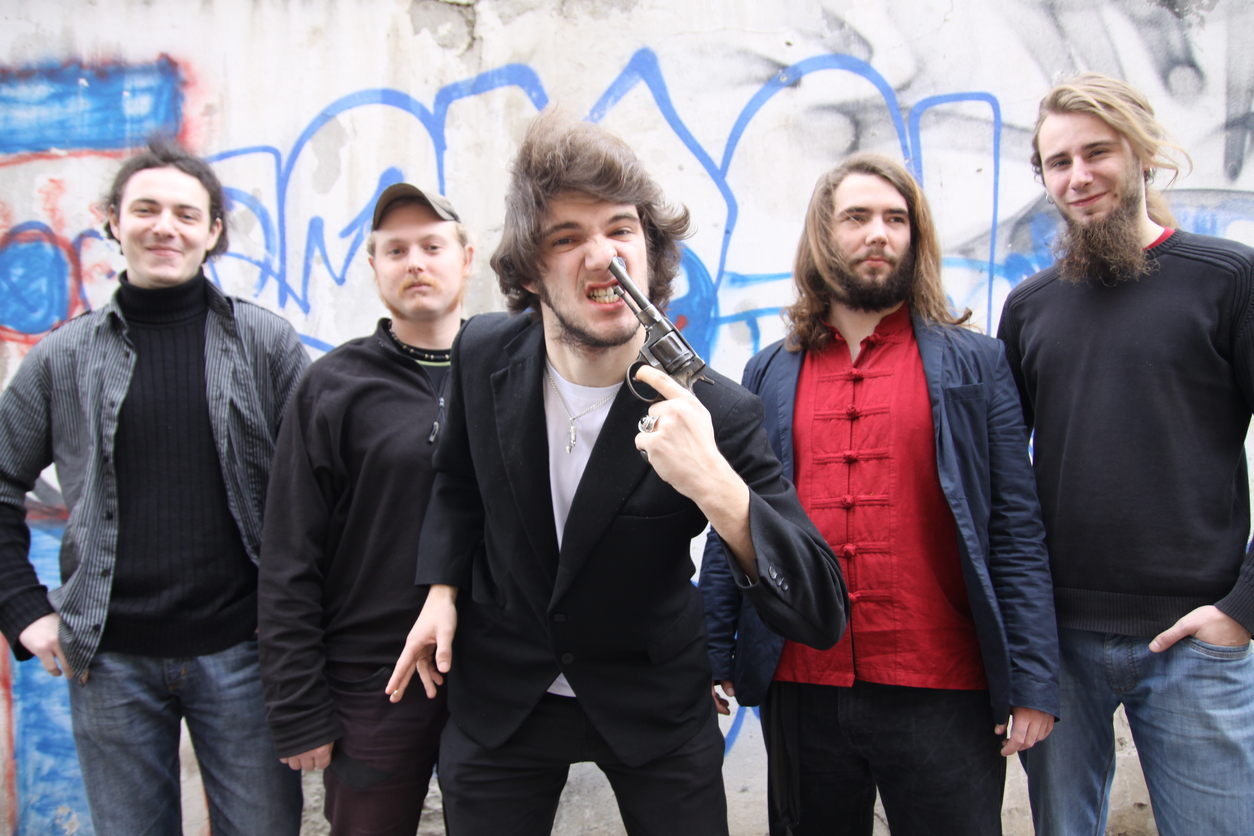 Pražská kapela Hentai Corporation hraje těžko definovatelnou směsici trash metalu a rock'n'rollu. Všichni členové jsou výborní instrumentalisté a jsou ceněni kritiky z Česka i zahraničí. Jen na Dačice je jejich tvorba málo buranská.