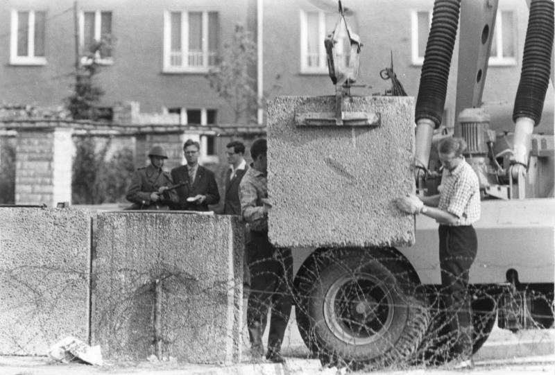 Ze stavby Berlínské zdi - pokládání betonových bloků