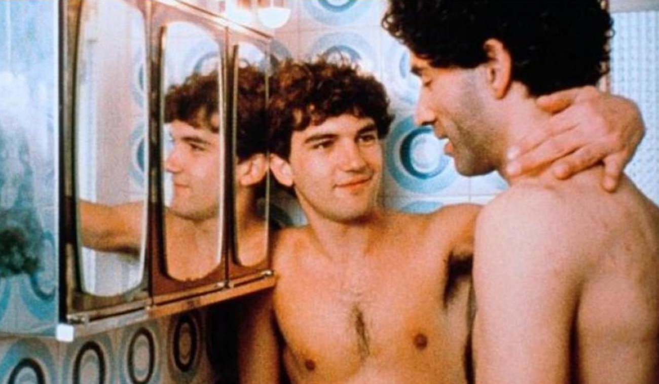 Antonio Banderas ve svém debutovém filmu. Labyrint vášní (1982). 