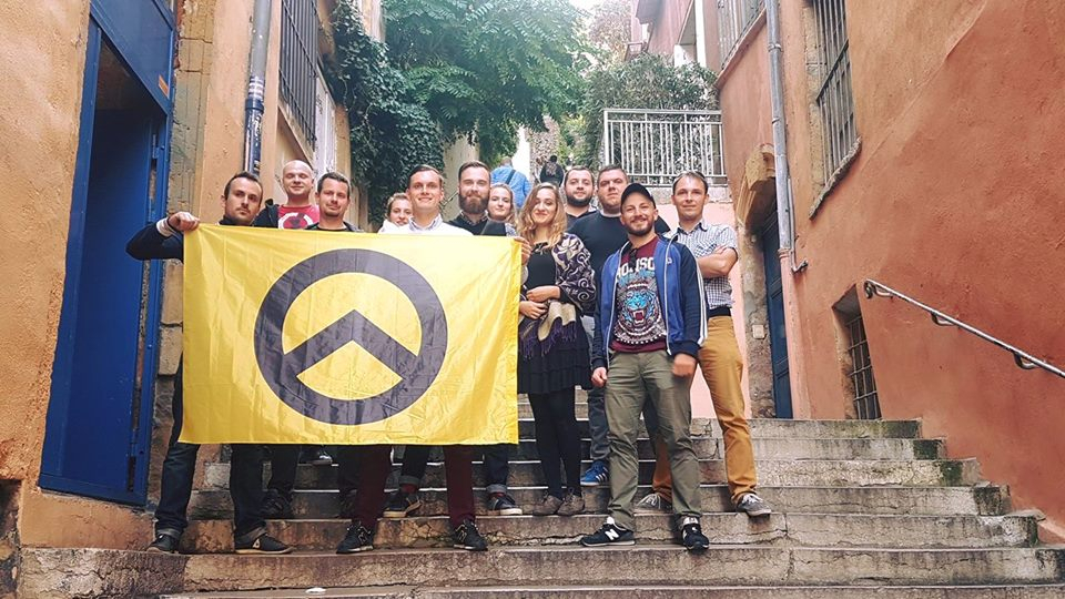 Generace identity, tzv. Identitáři, jsou mezinárodní mládežnickou organizací, která říká "respektujeme všechny národy, pokud zůstávají u sebe doma".
