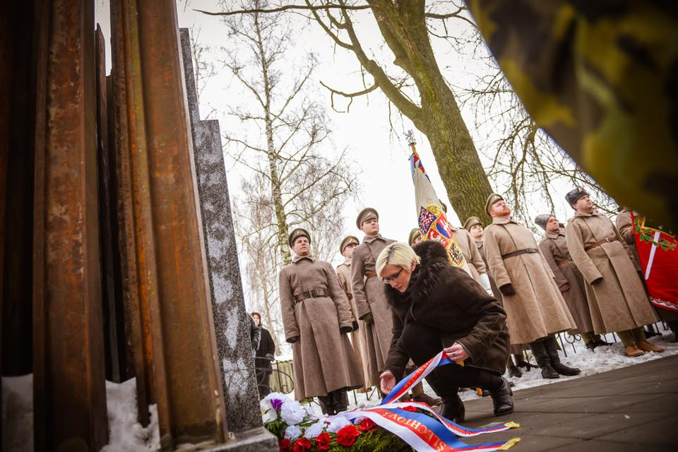 Šlechtová pokládá věnec u památníků českých legionářů, kteří bojovali u Bachmače.