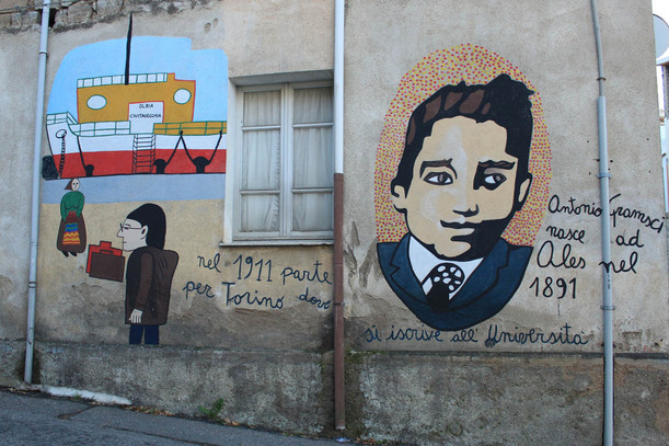 Antonio Gramsci. Pravda je revoluce, říkal Antonio Gramsci, asi nejznámější italský marxista a autor teorie hegemonie. Malba připomíná jeho sardinské kořeny (narodil se v městečku Ales) a jeho odchod z ostrova do Turína v roce 1911. Ani tam nezahálel.
