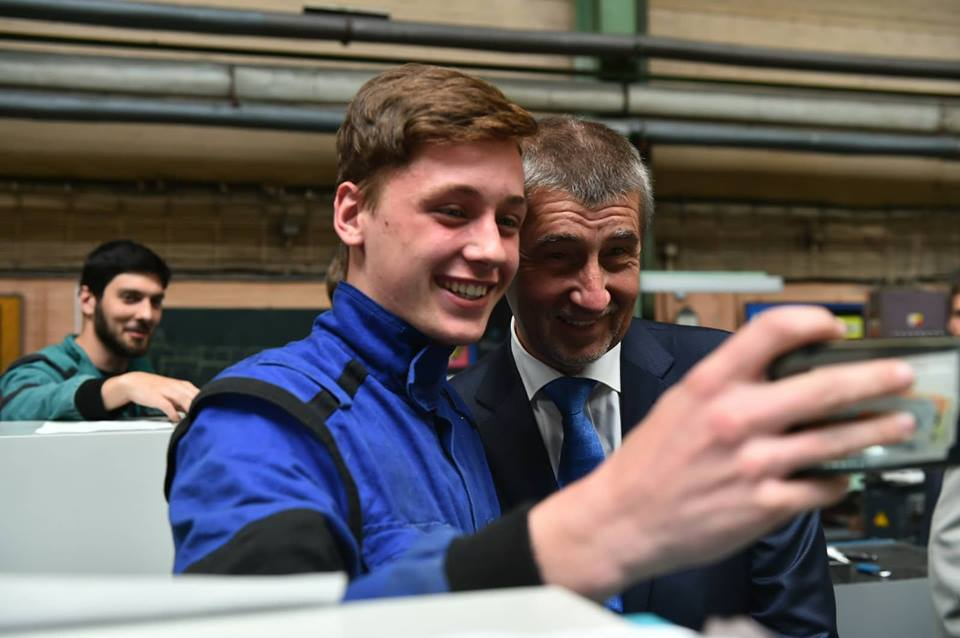 Andrej kontroluje mobil studenta, jestli tam není nějaká kampaň