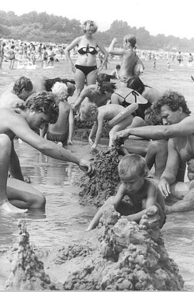 Sezóna v plném proudu. Stavění hradů z písku na pobřeží Baltu u letoviska Boltenhagen v roce 1986.