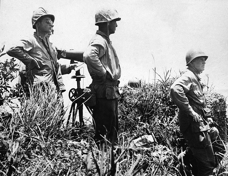  Americký armádní generál Simon Bolivar Buckner, Jr. (vpravo). Snímek byl pořízený 18. června 1945. Později téhož dne byl generál zabit japonským dělostřelectvem.