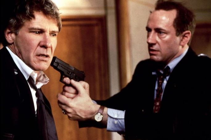 Harrison Ford jako americký prezident na palubě Air Force One (1997).