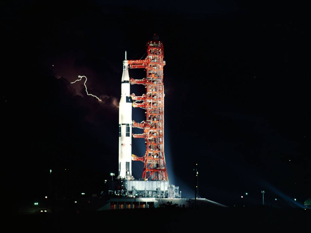 Blesky nad raketou Saturn den před startem.
