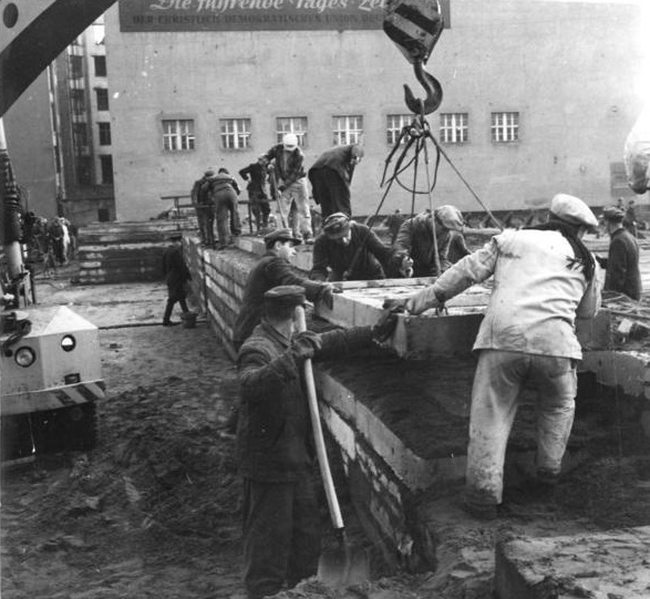 Ze stavby Berlínské zdi - srpen 1961