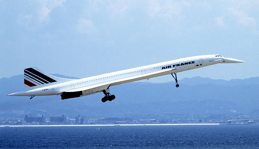 Concorde přistávající na Kansai International Airport. Rok 1994.