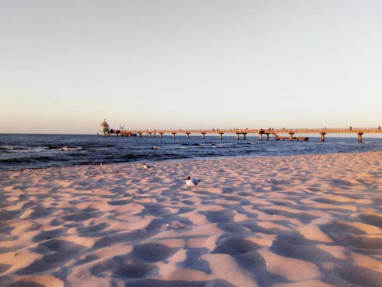 Pláž a molo na ostrově Usedom. Zinnowitz 2018.