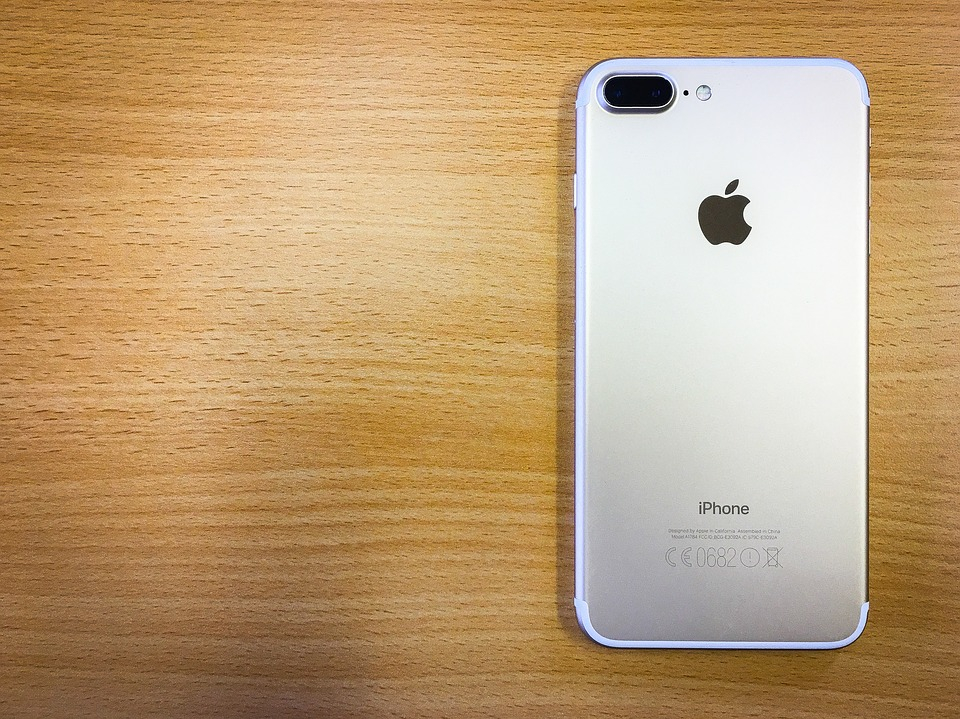 Nebo iPhone.