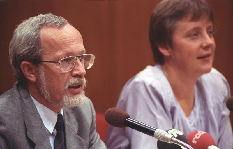 Angele Merkel v roce 1990. Vedle ní na snímku Lothar de Maizière poslední předseda vlády NDR před sjednocením Německa.