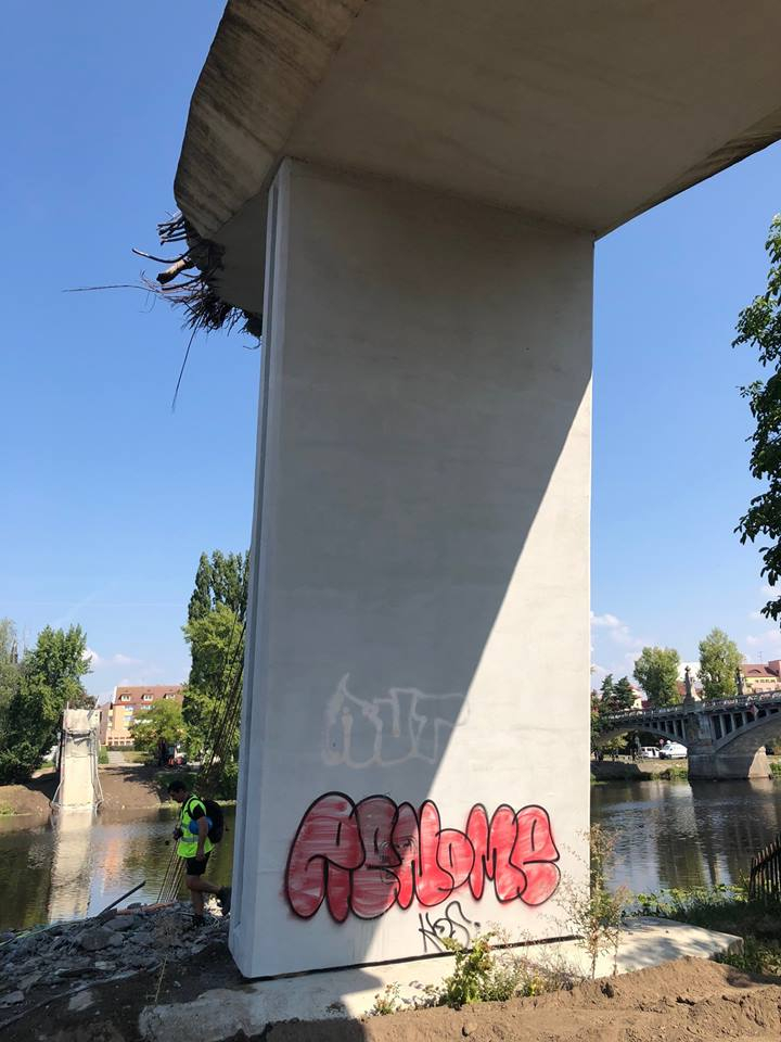 Byla v žalostném stavu. Jen spadnout.