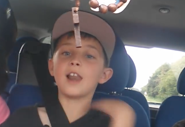 Dítě naznačující podříznutí krku 2