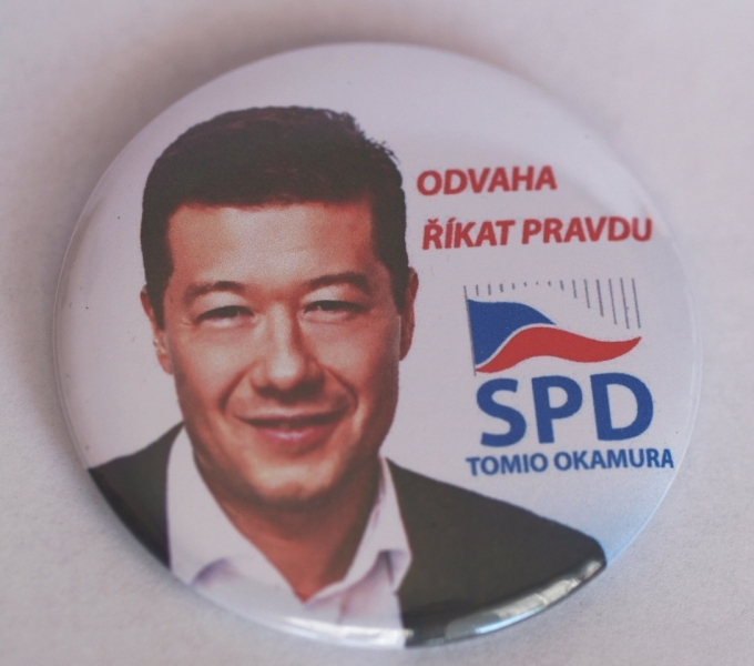Lidé pálí odznáčky SPD