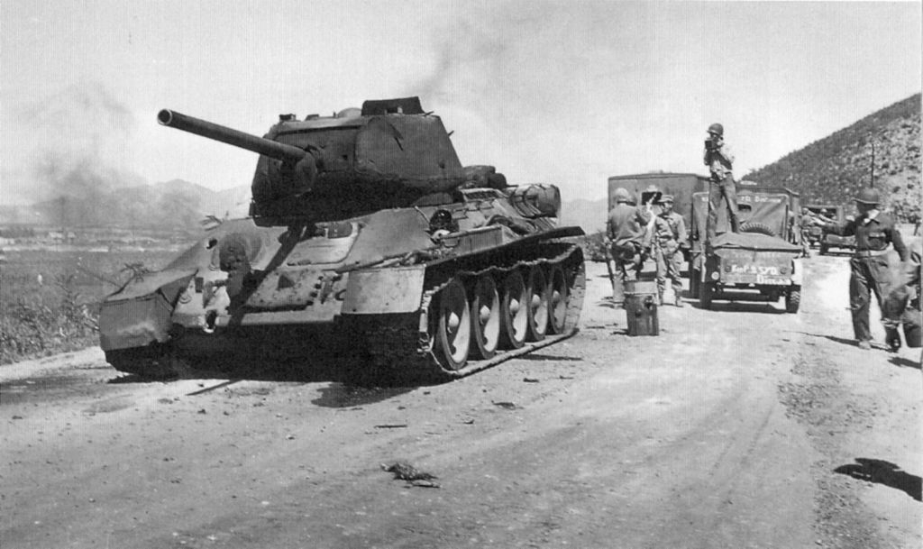 Zničený tank T-34. Snímek ze září 1950.