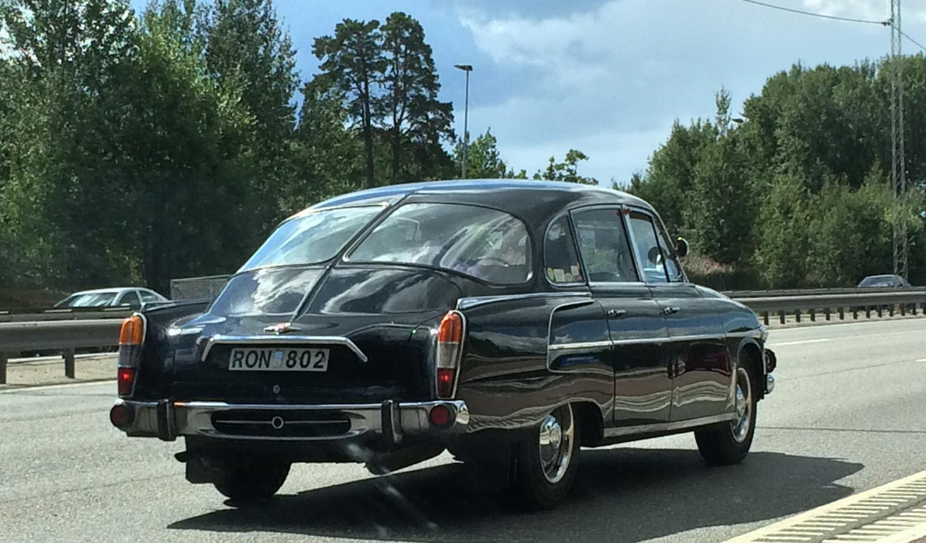 Příkaz vyvinout a vyrábět luxusní limuzíny dostala i automobilka Tatra. Pro vyvolené vznikl model Tatra 603.